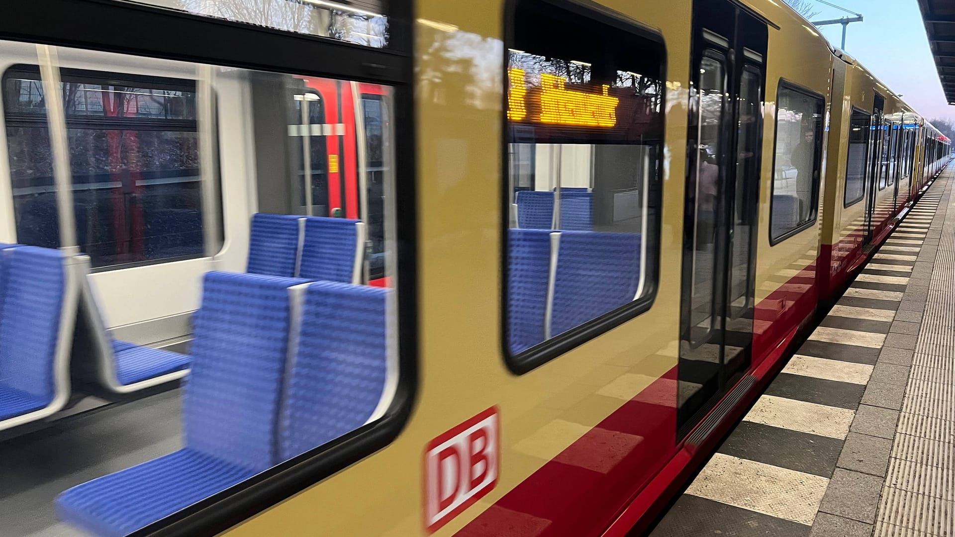 S-Bahn fährt in Bahnhof ein (Symbolbild): Ab März kommt es zu Einschränkungen in Köpenick. S-Bahn fährt in Bahnhof ein (Symbolbild): Ab März kommt es zu Einschränkungen in Köpenick.
