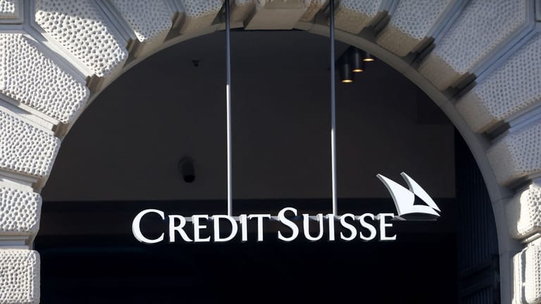 Hauptsitz der Credit Suisse in Zürich: Der Aktienkurs der Großbank sackte bis Freitagmittag um 10,6 Prozent ab.