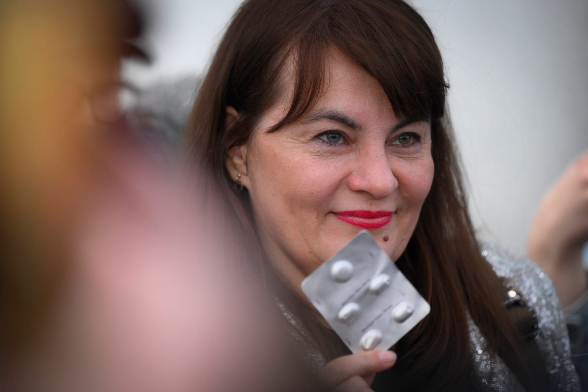 Justyna Wydrzynska hält vor dem Bezirksgericht Warschau-Praga eine Packung mit Misoprostol-Pillen: Im Falle einer Verurteilung drohen Wydrzynska bis zu drei Jahre Gefängnis.
