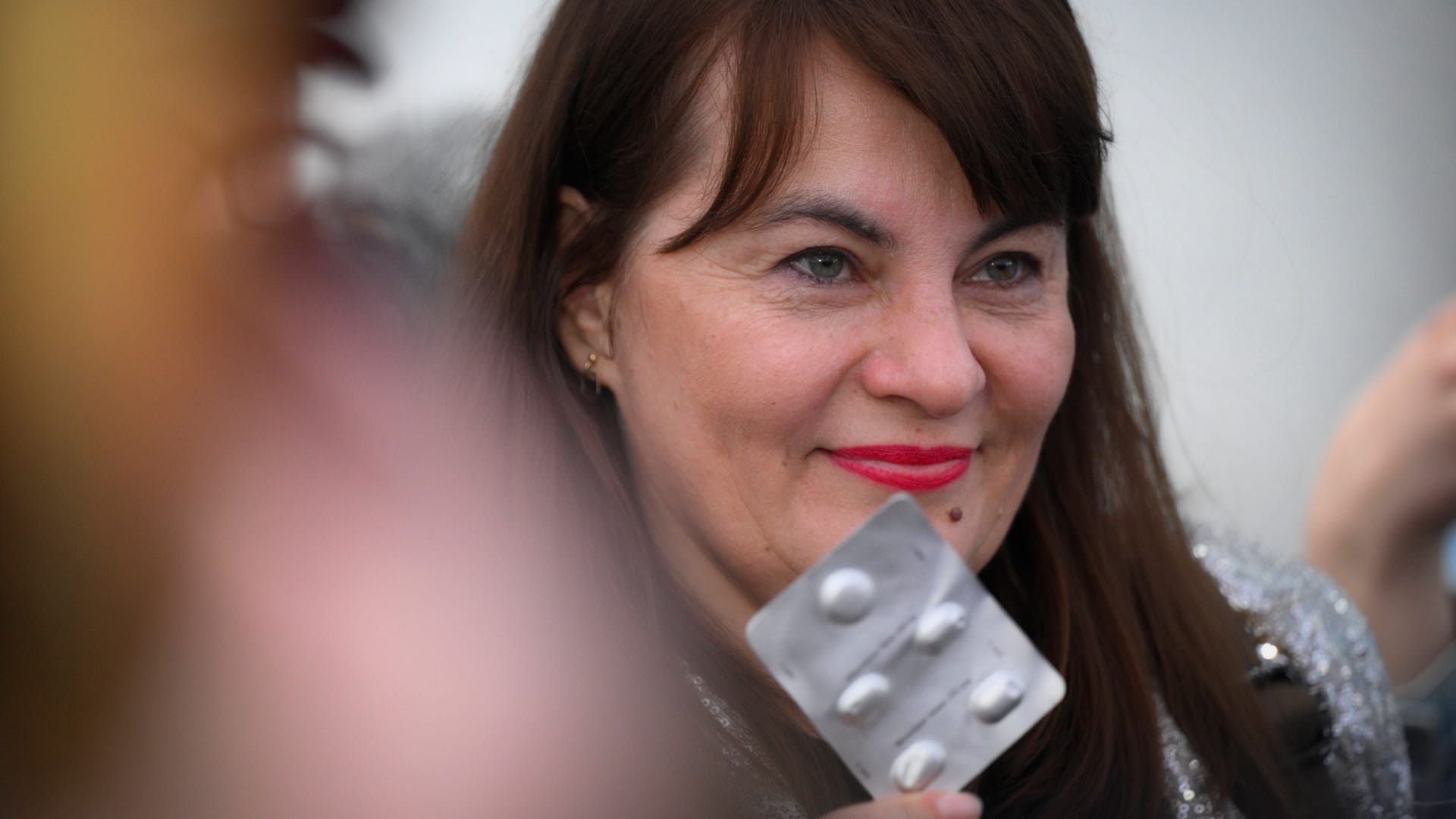 Justyna Wydrzynska hält vor dem Bezirksgericht Warschau-Praga eine Packung mit Misoprostol-Pillen: Im Falle einer Verurteilung drohen Wydrzynska bis zu drei Jahre Gefängnis. Justyna Wydrzynska hält vor dem Bezirksgericht Warschau-Praga eine Packung mit Misoprostol-Pillen: Im Falle einer Verurteilung drohen Wydrzynska bis zu drei Jahre Gefängnis.