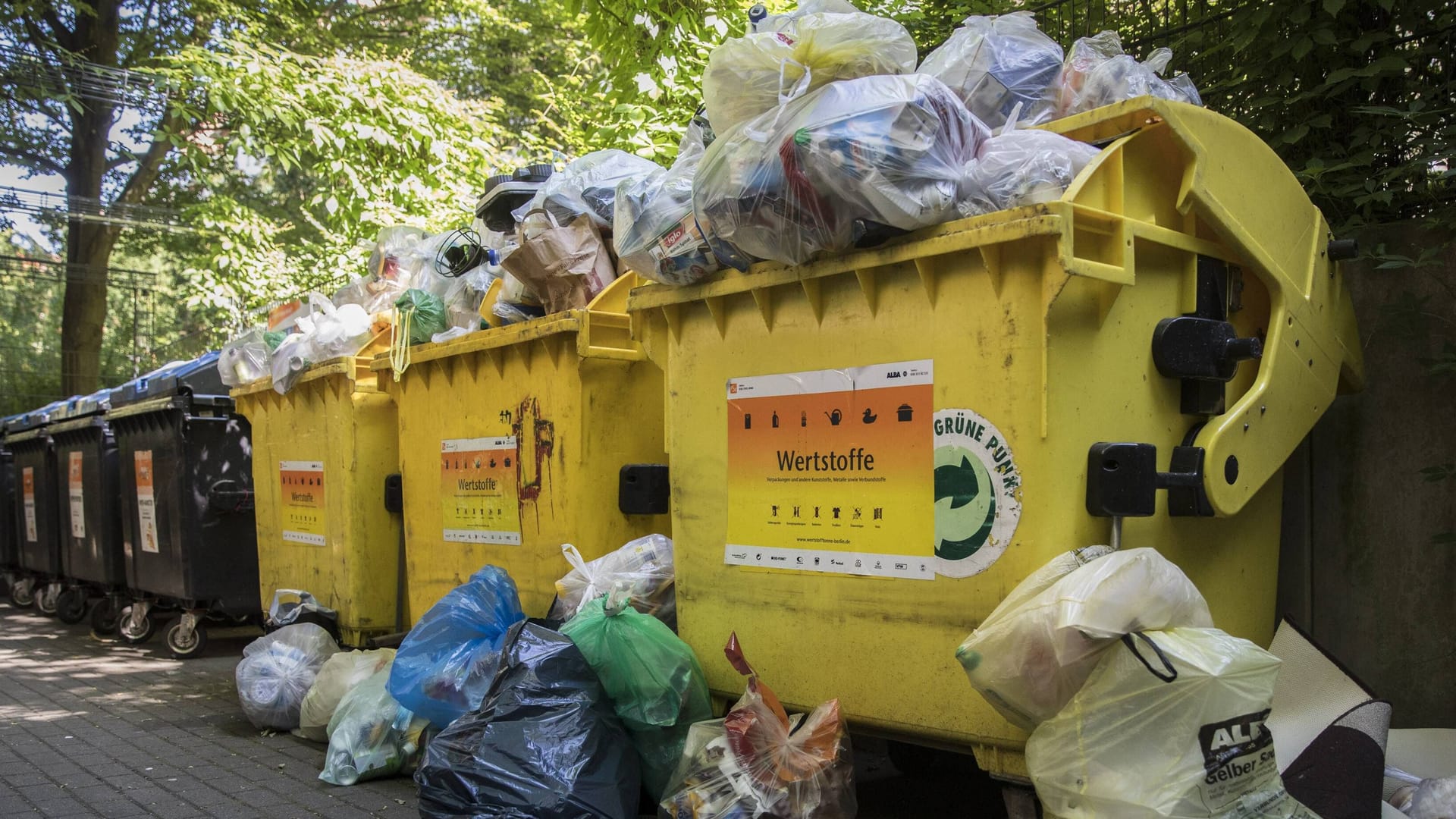 Überfüllte Müllcontainer (Archivbild): In Berlin wird wieder gestreikt. Überfüllte Müllcontainer (Archivbild): In Berlin wird wieder gestreikt.