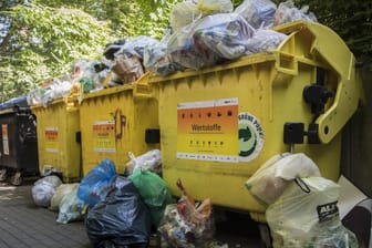 Überfüllte Müllcontainer (Archivbild): In Berlin wird wieder gestreikt.