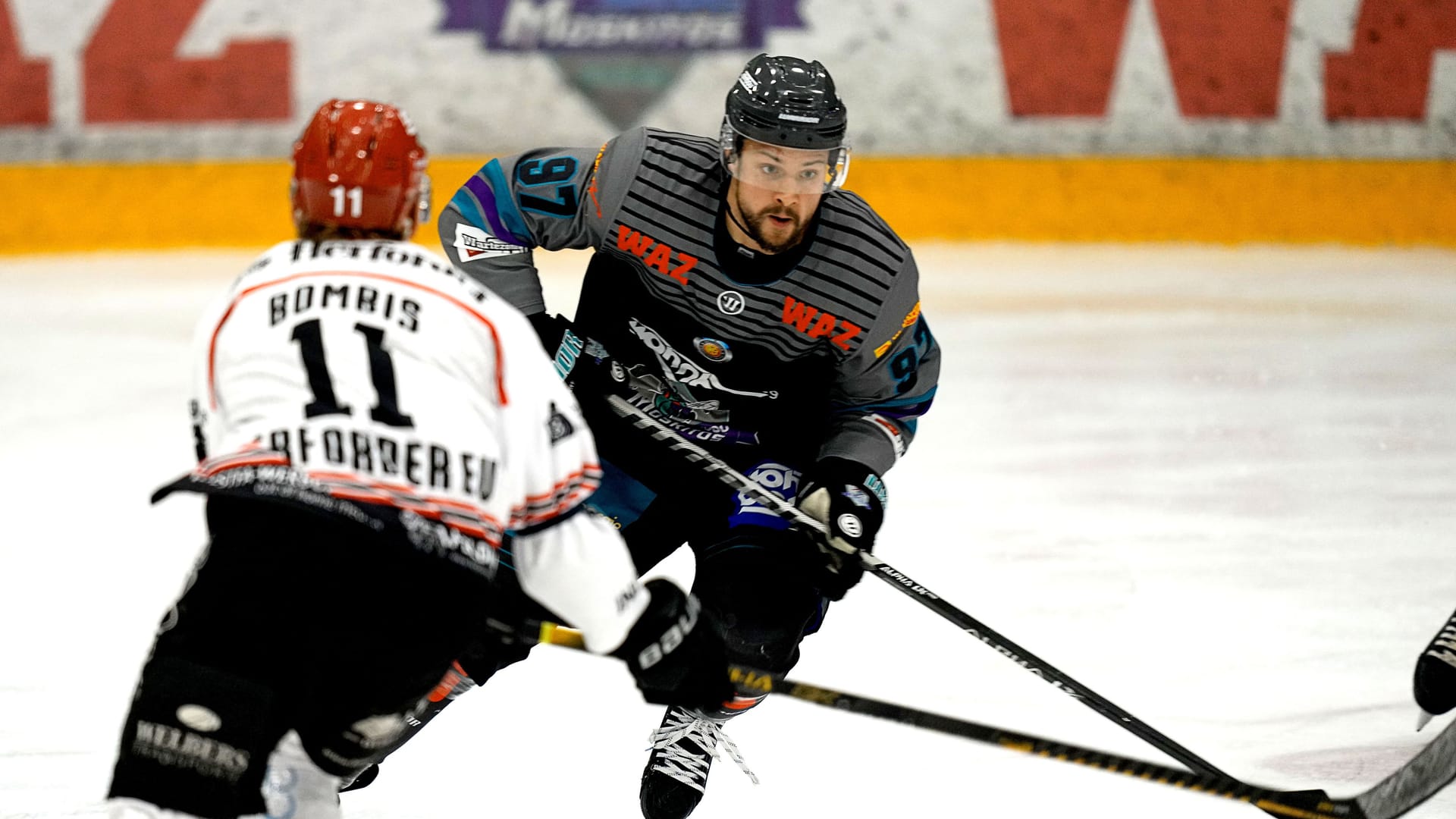 Mike Glemser auf dem Eis, hier noch im Trikot seines alten Vereins Moskitos Essen (Archivbild): Beim Auswärtsspiel in Garmisch erlitt der Starbulls-Angreifer eine Querschnittslähmung.