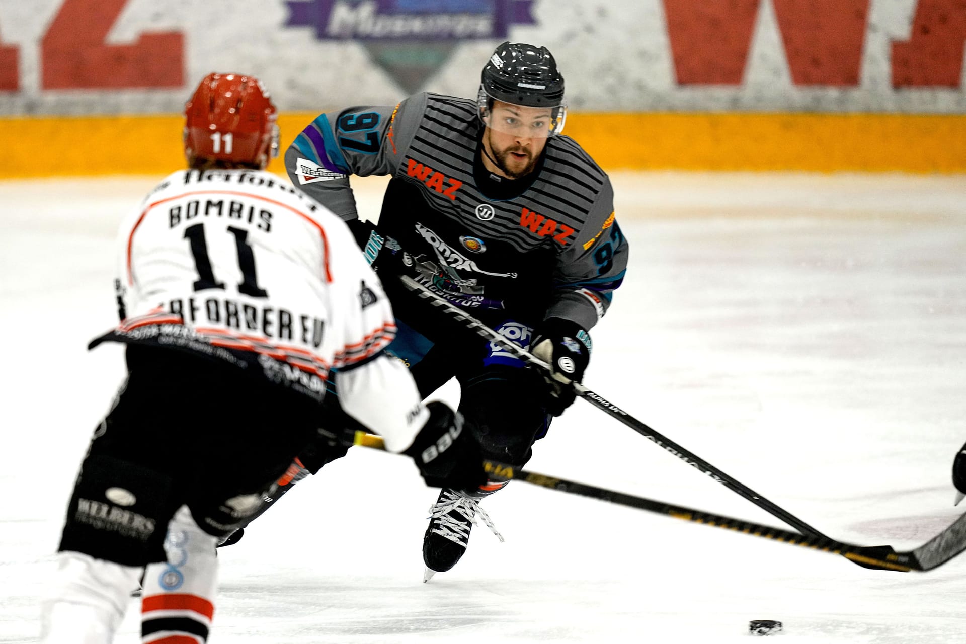 Mike Glemser auf dem Eis, hier noch im Trikot seines alten Vereins Moskitos Essen (Archivbild): Beim Auswärtsspiel in Garmisch erlitt der Starbulls-Angreifer eine Querschnittslähmung.