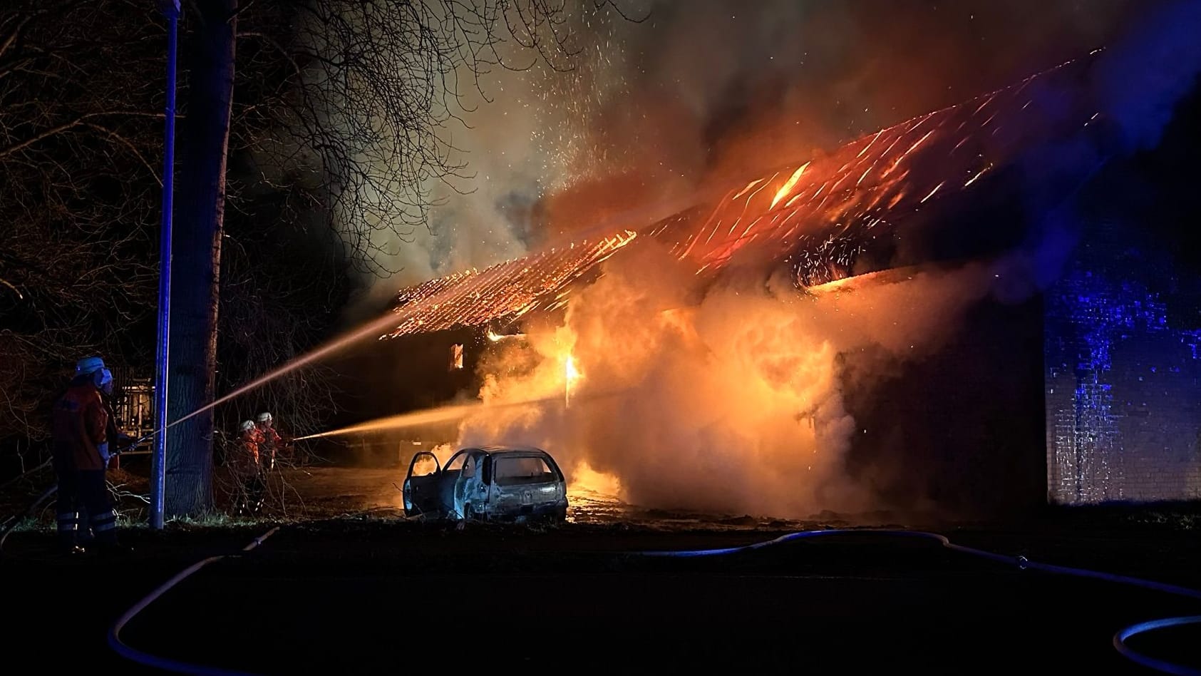Blick auf die Einsatzstelle: Als die Feuerwehr eintraf, lag nach Angaben der Feuerwehr ein schwer verletzter Mann neben der brennenden Scheune. Blick auf die Einsatzstelle: Als die Feuerwehr eintraf, lag nach Angaben der Feuerwehr ein schwer verletzter Mann neben der brennenden Scheune.