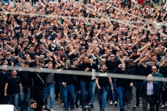 Vor dem Champions League von Eintracht Frankfurt kam es in Neapel zu Krawallen: Deshalb müssen Fans des deutschen Fußballclubs dort in Untersuchungshaft ausharren.
