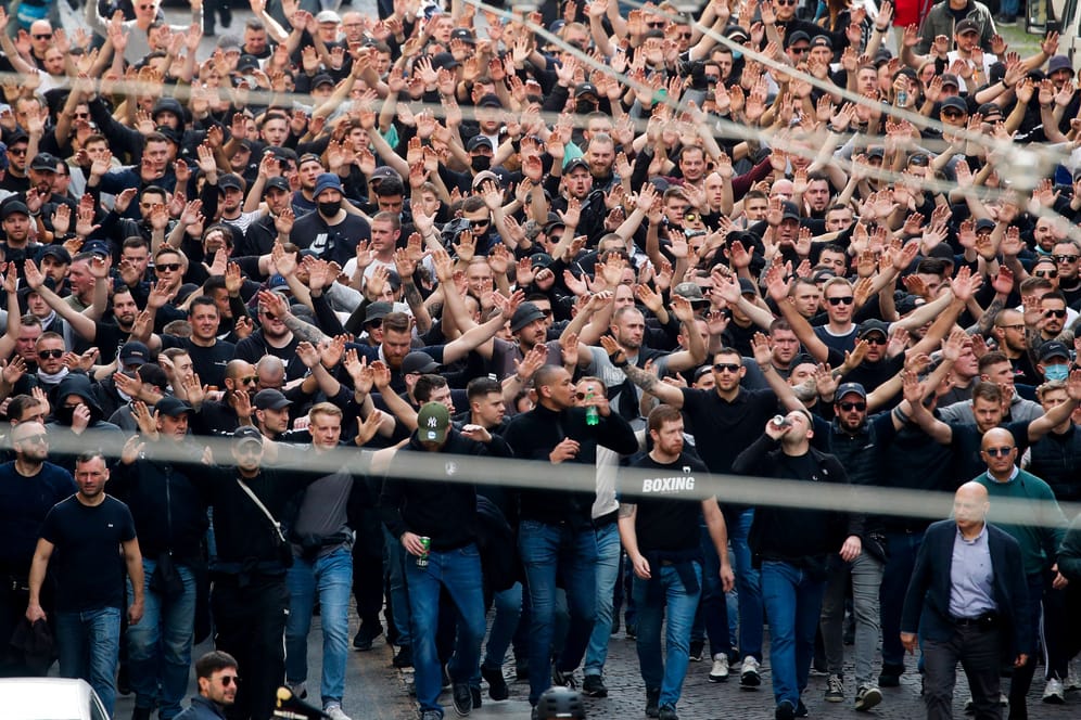 Vor dem Champions League von Eintracht Frankfurt kam es in Neapel zu Krawallen: Deshalb müssen Fans des deutschen Fußballclubs dort in Untersuchungshaft ausharren.
