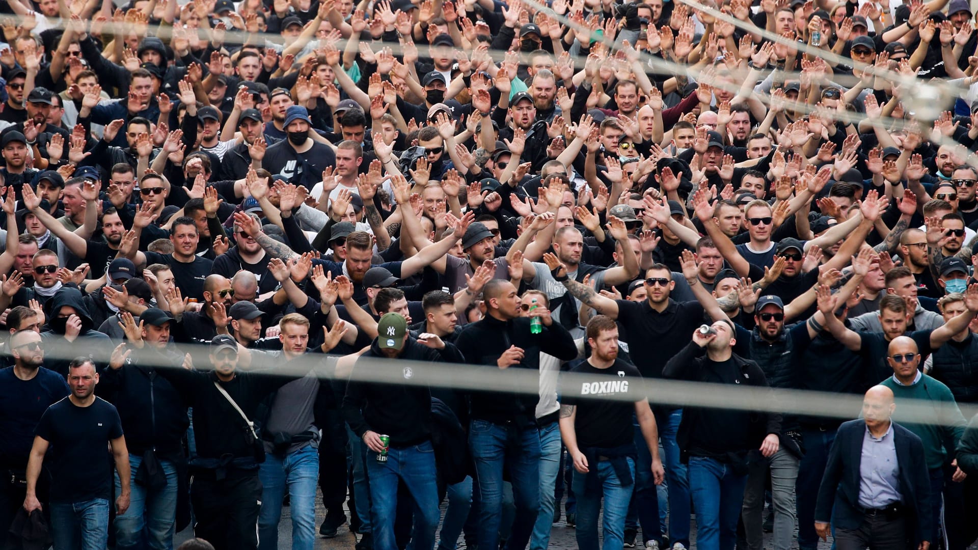 Vor dem Champions League von Eintracht Frankfurt kam es in Neapel zu Krawallen: Deshalb müssen Fans des deutschen Fußballclubs dort in Untersuchungshaft ausharren. Vor dem Champions League von Eintracht Frankfurt kam es in Neapel zu Krawallen: Deshalb müssen Fans des deutschen Fußballclubs dort in Untersuchungshaft ausharren.