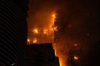 Ein Feuer brennt auf einer Baustelle in Hongkong: Die Feuerwehr von Hongkong kämpft gegen den Brand, der auf einer Baustelle im beliebten Einkaufsviertel der Stadt ausgebrochen ist.