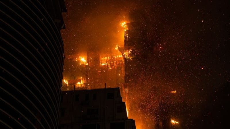 Ein Feuer brennt auf einer Baustelle in Hongkong: Die Feuerwehr von Hongkong kämpft gegen den Brand, der auf einer Baustelle im beliebten Einkaufsviertel der Stadt ausgebrochen ist.