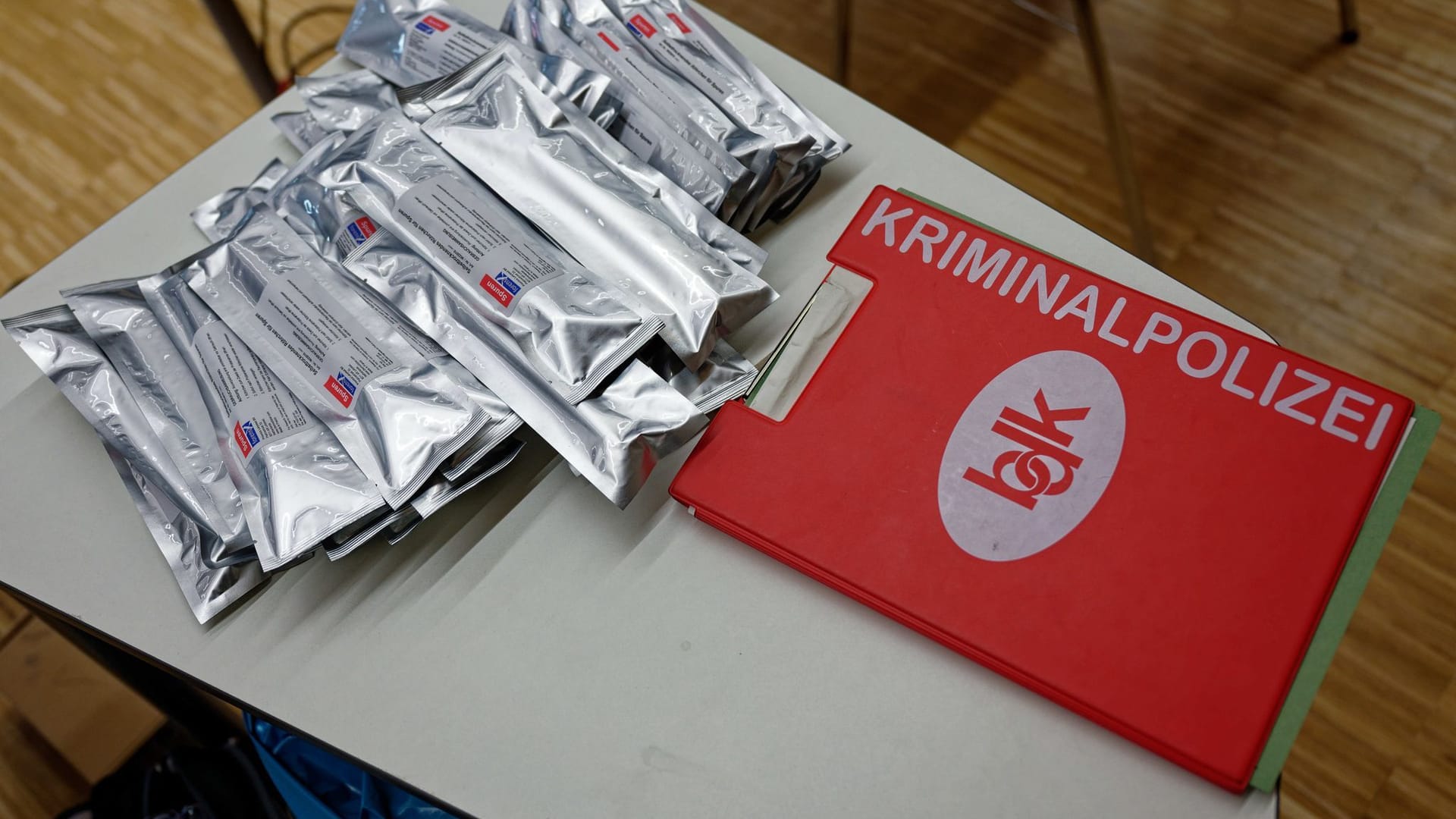 Teststäbchen liegen vor Beginn eines DNA-Massentests auf einem Tisch bereit. Teststäbchen liegen vor Beginn eines DNA-Massentests auf einem Tisch bereit.
