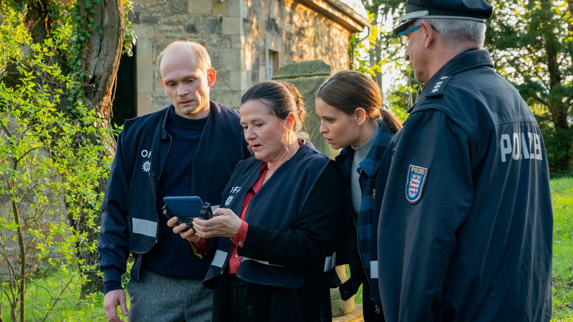 Jan Kawig (Bernhard Conrad), Marion Dörner (Anne-Kathrin Gummich) und Annett Schuster (Kristin Suckow) untersuchen den Tatort mit einer Drohne: Eine Szene aus "Tod am Rennsteig: Auge um Auge".