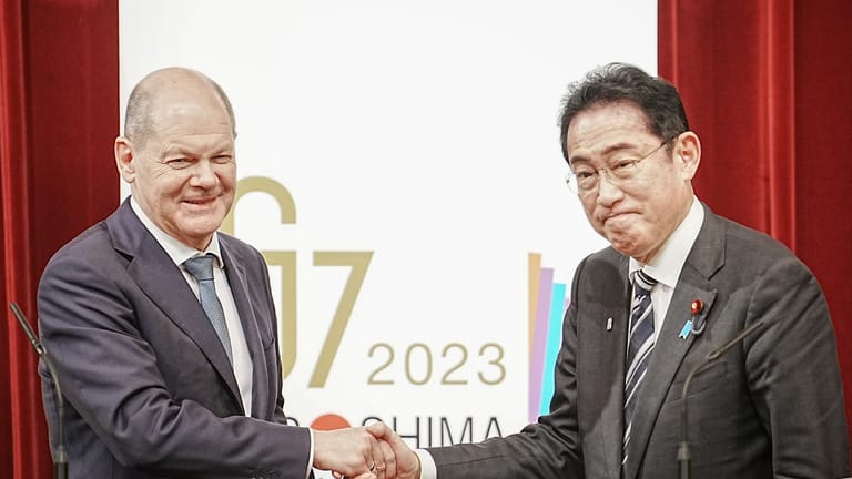 Bundeskanzler Olaf Scholz (l, SPD) und Fumio Kishida, Ministerpräsident von Japan: