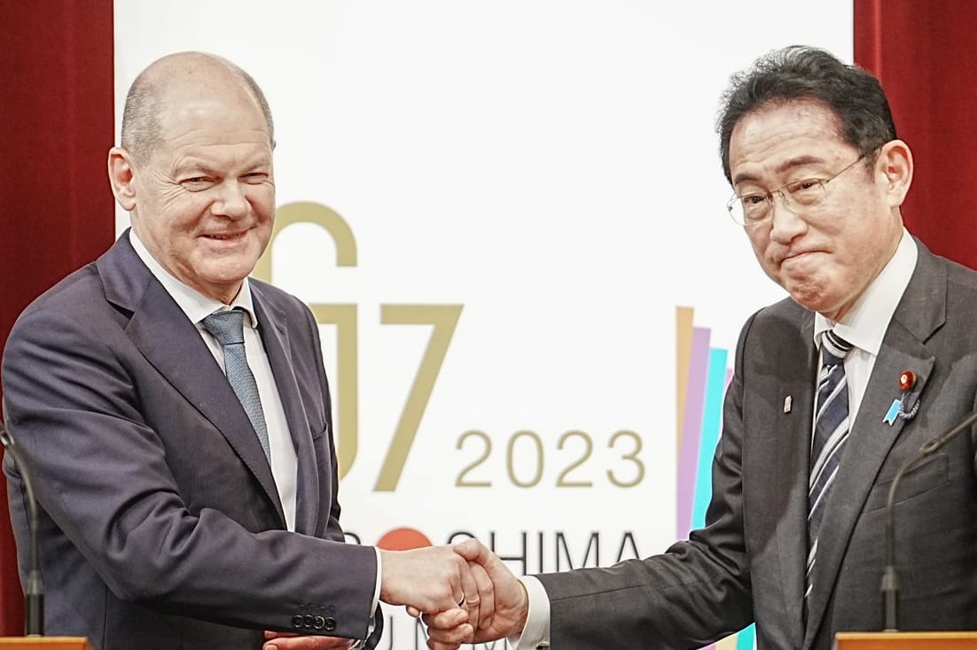 Bundeskanzler Olaf Scholz (l, SPD) und Fumio Kishida, Ministerpräsident von Japan: