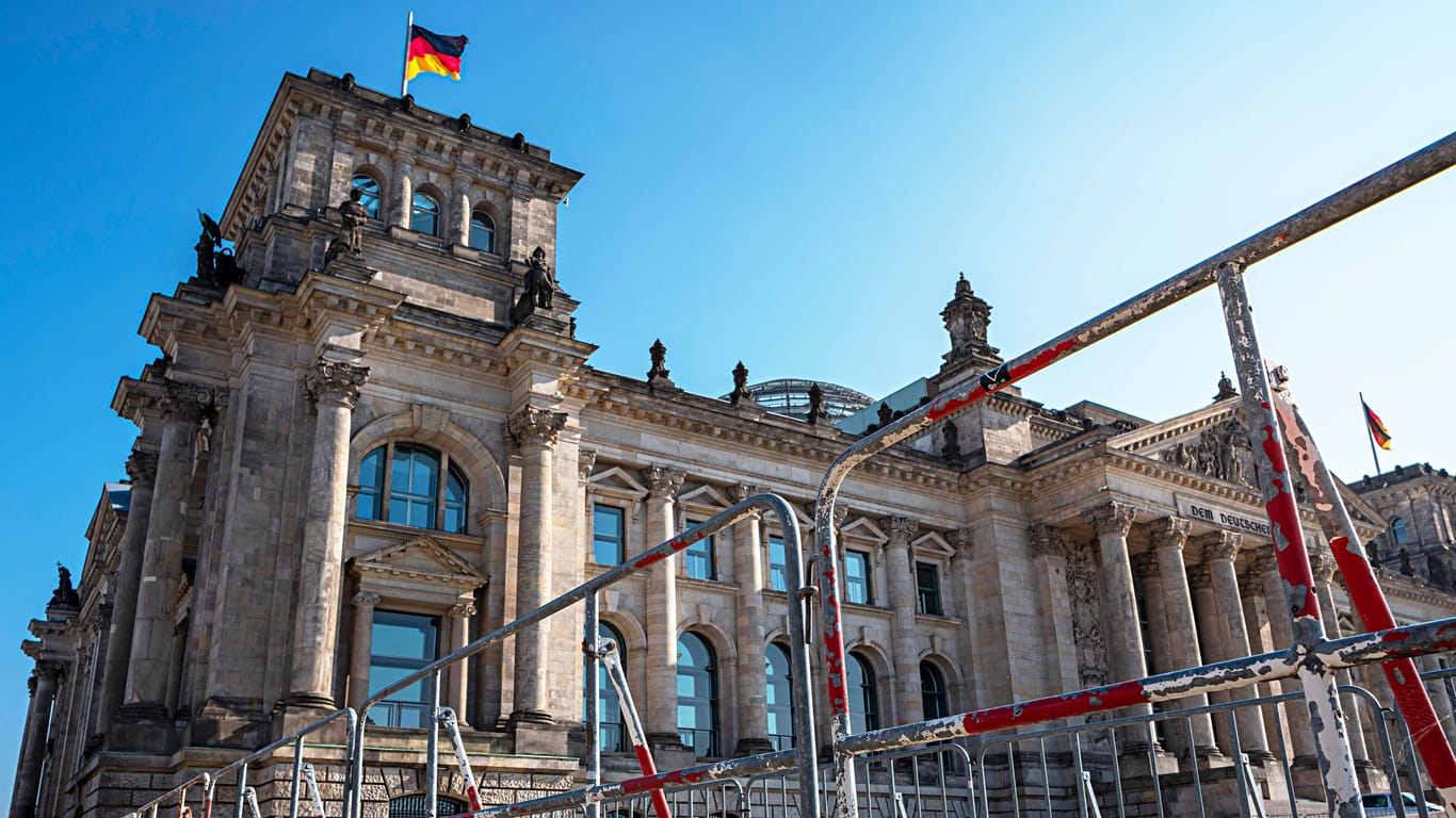 Absperrgitter am Eingang zum Bundestag: Die Zugangsregeln sollen nach Umsturzplänen von Reichsbürgern verschärft werden.