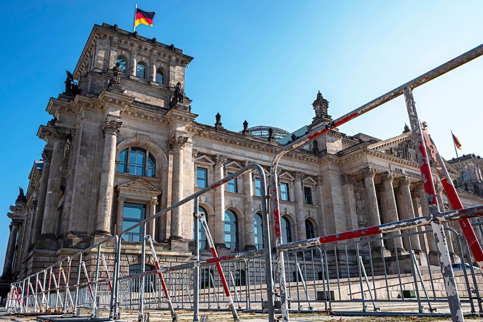 Absperrgitter am Eingang zum Bundestag: Die Zugangsregeln sollen nach Umsturzplänen von Reichsbürgern verschärft werden.
