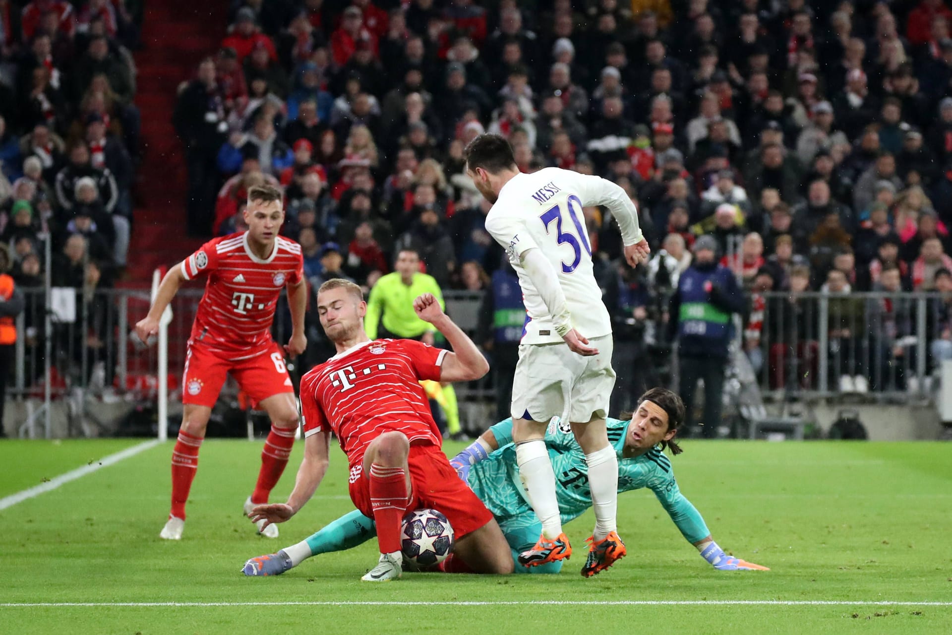 Matthijs De Ligt (Mitte) und Torwart Yann Sommer klären für den FC Bayern in höchster Not gegen Lionel Messi (Archivbild): Eine von De Ligts Rettungstaten im Spiel gegen Paris bescherte der Münchner Tafel nun 700 Kilogramm Schokolade.