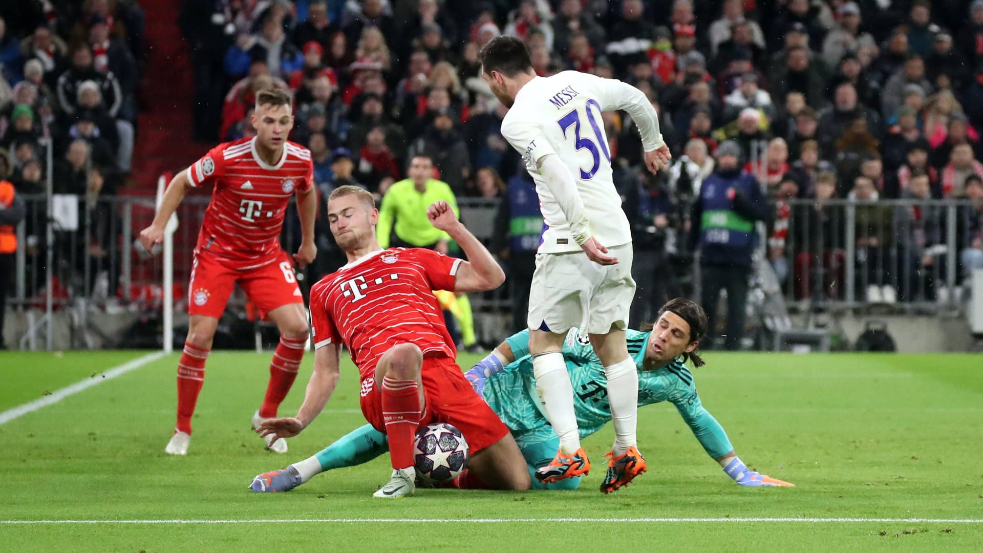 Matthijs De Ligt (Mitte) und Torwart Yann Sommer klären für den FC Bayern in höchster Not gegen Lionel Messi (Archivbild): Eine von De Ligts Rettungstaten im Spiel gegen Paris bescherte der Münchner Tafel nun 700 Kilogramm Schokolade.