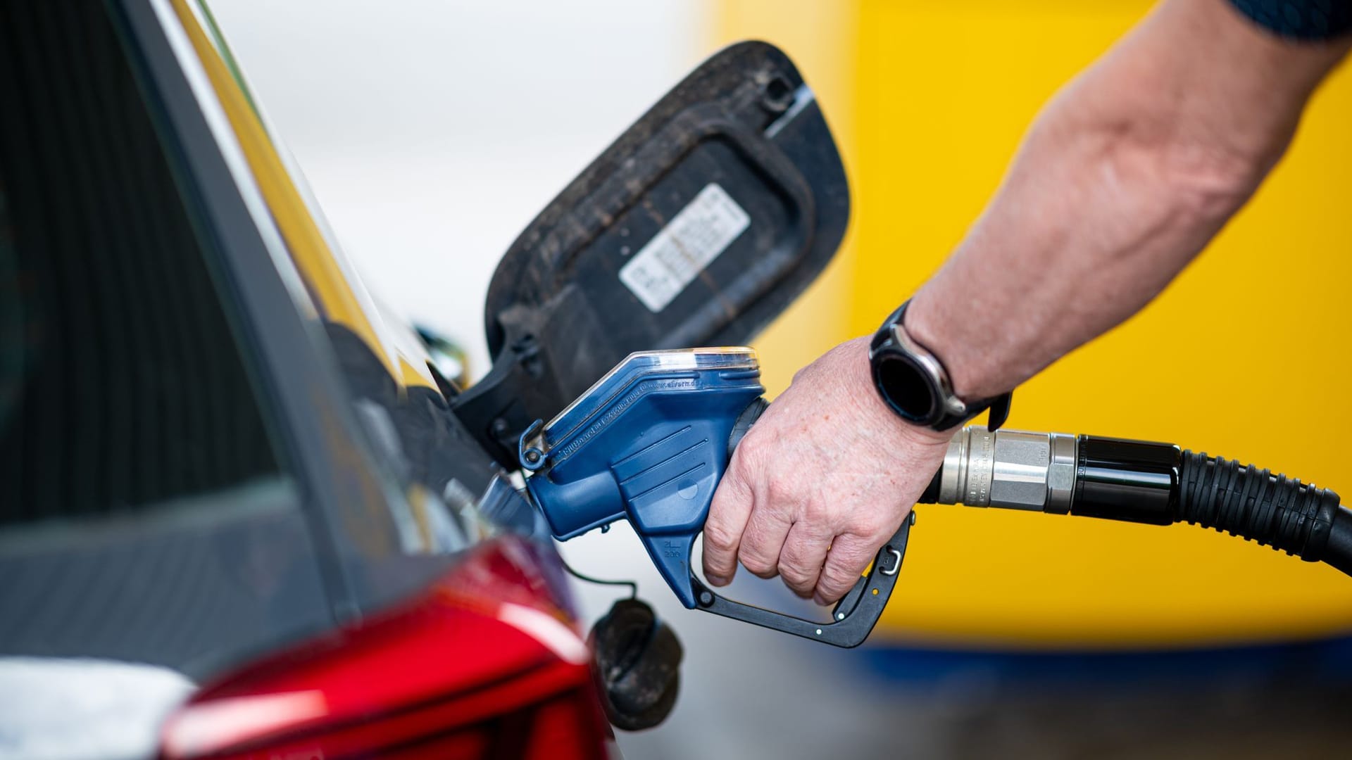 Ein Mann betankt an einer Tankstelle sein Auto (Symbolbild): Im Landkreis Hildesheim haben die Tatverdächtigen Zahlungskarten dupliziert.