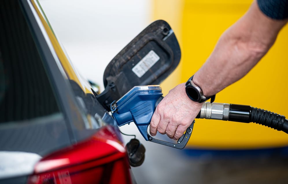 Ein Mann betankt an einer Tankstelle sein Auto (Symbolbild): Im Landkreis Hildesheim haben die Tatverdächtigen Zahlungskarten dupliziert.