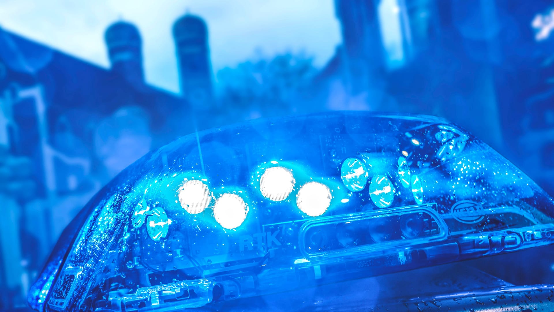Blaulicht vor dem Hintergrund der Frauenkirche in München (Symbolbild): Bei einem Polizeieinsatz fanden Beamte ein totes Kind. Blaulicht vor dem Hintergrund der Frauenkirche in München (Symbolbild): Bei einem Polizeieinsatz fanden Beamte ein totes Kind.