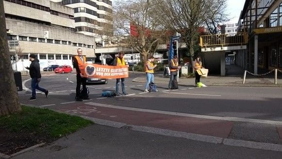 Protestierende der "Letzten Generation" vor dem Amtsgericht Heilbronn: Auch drohende Haftstrafen schrecken die Aktivisten nicht ab.