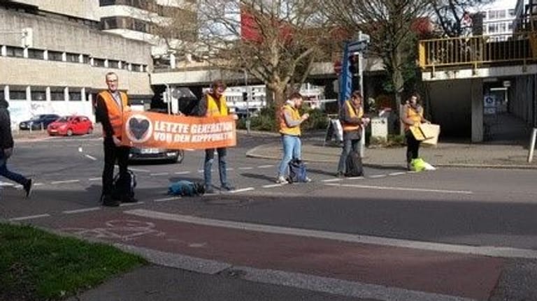 Protestierende der "Letzten Generation" vor dem Amtsgericht Heilbronn: Auch drohende Haftstrafen schrecken die Aktivisten nicht ab.