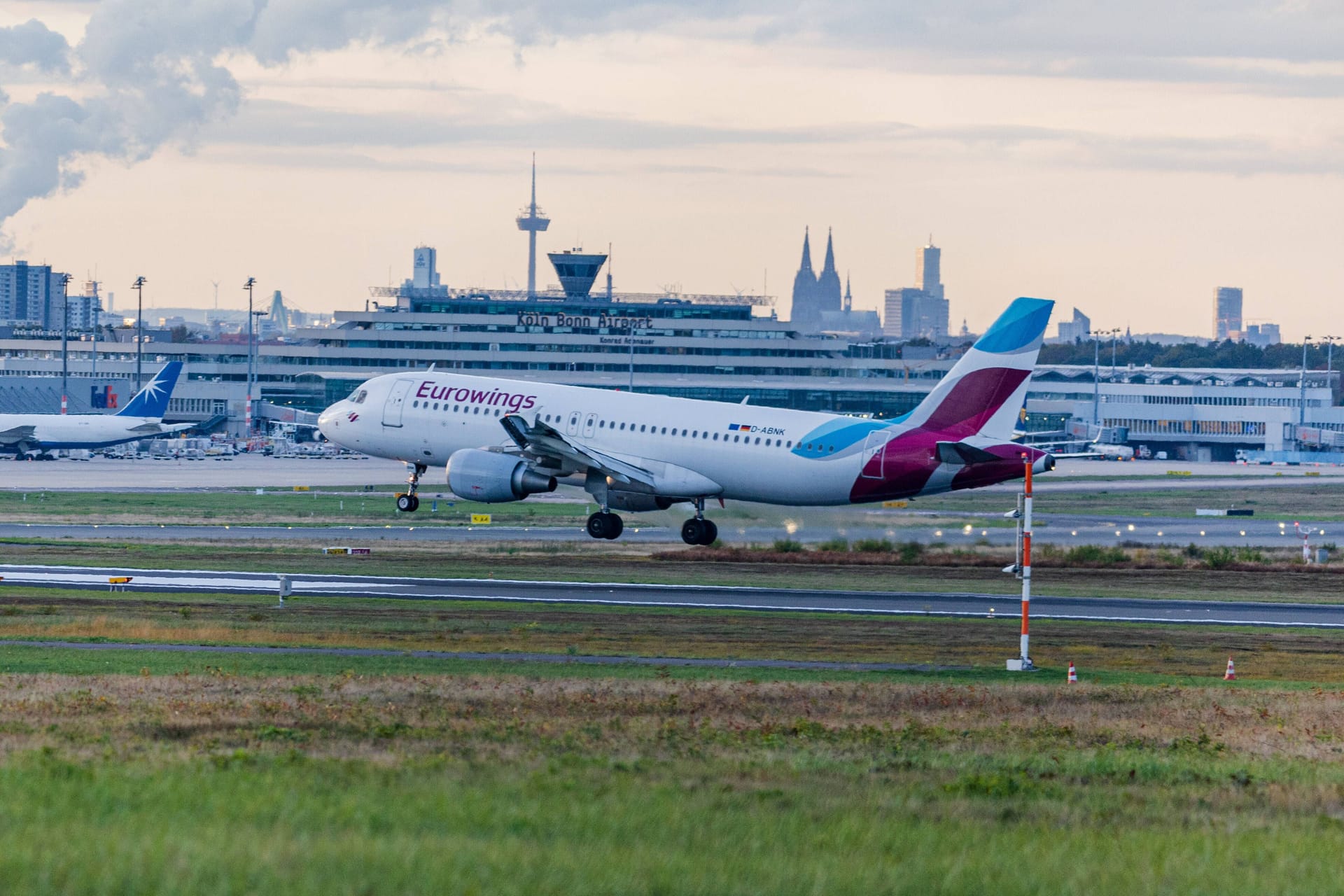 Ein Flugzeug steht auf dem Rollfeld am Flughafen Köln/Bonn: Eurowings hat einige Urlaubsziele aus dem Sommerflugplan gestrichen.