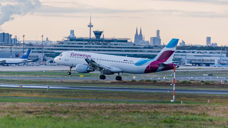 Ein Flugzeug steht auf dem Rollfeld am Flughafen Köln/Bonn: Eurowings hat einige Urlaubsziele aus dem Sommerflugplan gestrichen.