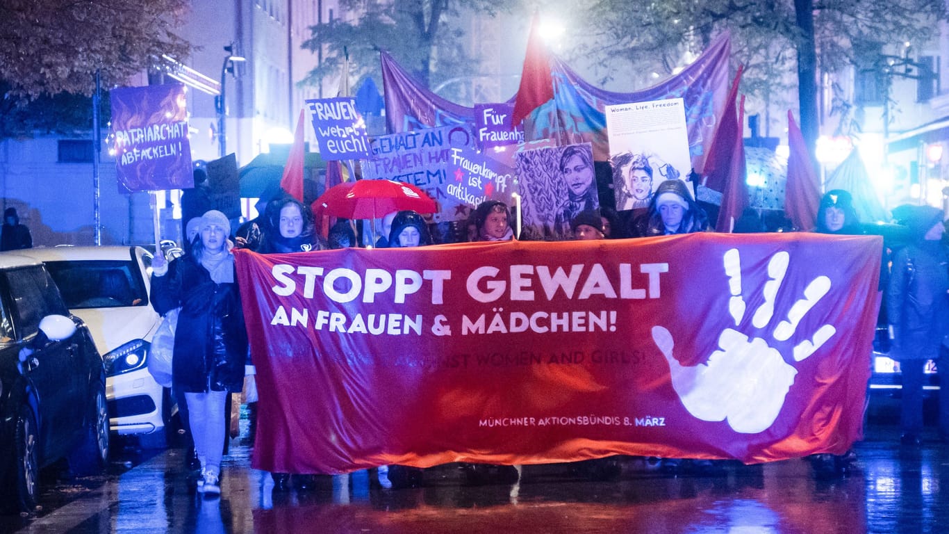 Eine Demonstration gegen Sexismus, Femizide und für Solidarität in München im vergangenen Herbst: Der 25. November ist der Internationale Tag zur Beseitigung der Gewalt gegen Frauen.