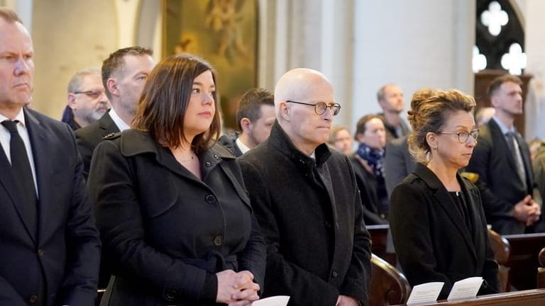 Innensenator Andy Grote neben Vize-Bürgermeisterin Katharina Fegebank und dem Bürgermeister Peter Tschentscher: Sie gedenken den Opfern der Amoktat.