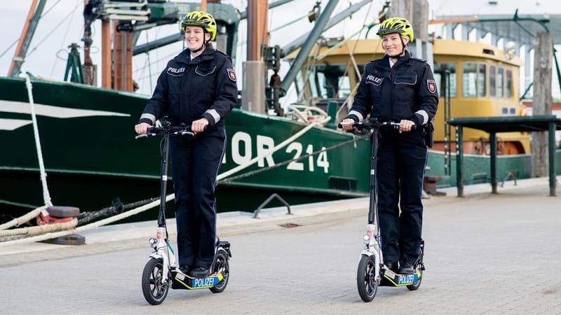 Zwei Streifenpolizistinnen mit E-Scootern auf Norderney (Archivfoto): Gerade Touristen seien angetan, dass die Polizei bei ihren Einsatzfahrzeugen neue Wege teste und auf Elektromobilität setze. Zwei Streifenpolizistinnen mit E-Scootern auf Norderney (Archivfoto): Gerade Touristen seien angetan, dass die Polizei bei ihren Einsatzfahrzeugen neue Wege teste und auf Elektromobilität setze.