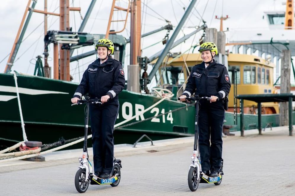 Zwei Streifenpolizistinnen mit E-Scootern auf Norderney (Archivfoto): Gerade Touristen seien angetan, dass die Polizei bei ihren Einsatzfahrzeugen neue Wege teste und auf Elektromobilität setze.