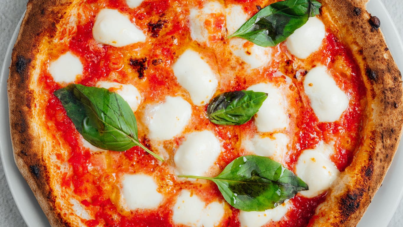 Eine Pizza auf einem Teller (Symbolbild): Das italienische Restaurant "Mezzogiorno" im Hamburger Stadtteil Pöseldorf ist insolvent.