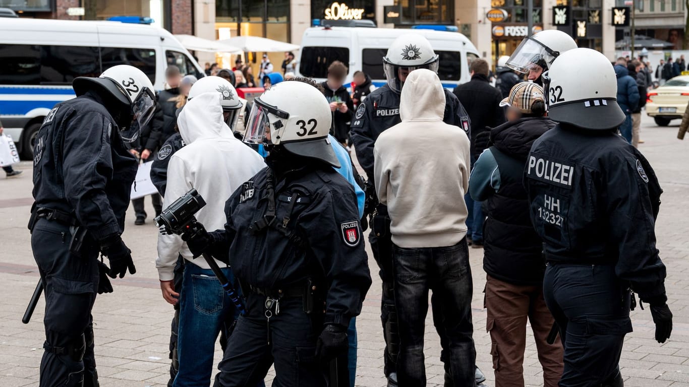 Polizisten kontrollieren in der Mönckebergstraße mehrere Jugendliche: Wie viele Strafverfahren aufgenommen wurden, ist noch nicht klar.