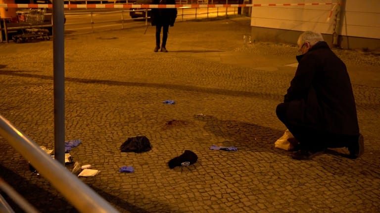 Kriminaltechniker am Tatort: Das Opfer verstarb noch vor Ort.