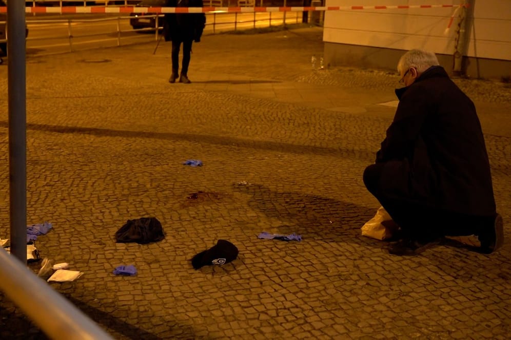 Kriminaltechniker am Tatort: Das Opfer verstarb noch vor Ort.