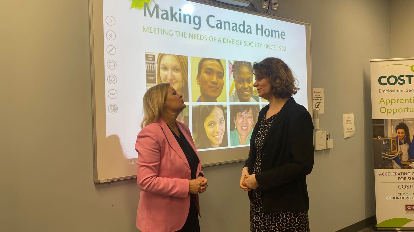 Innenministerin Faeser im Gespräch mit t-online-Redakteurin Miriam Hollstein bei der kanadischen Einwanderungsagentur Costi in Toronto.