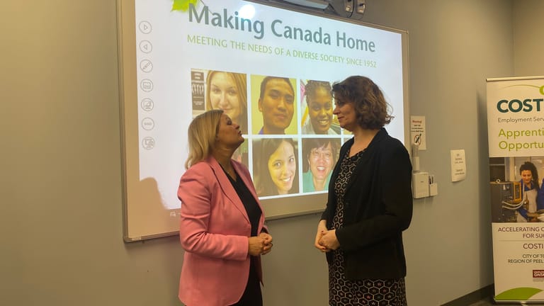 Innenministerin Faeser im Gespräch mit t-online-Redakteurin Miriam Hollstein bei der kanadischen Einwanderungsagentur Costi in Toronto.