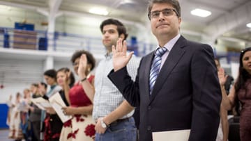 Eine Gruppe von Immigranten legt in Toronto bei einer Einbürgerungszeremonie den Eid auf Kanada ab.