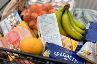 Supermarkt (Archivbild): Wie die Behörde mitteilte, stiegen vor allem die Preise für Nahrungsmittel überdurchschnittlich stark.
