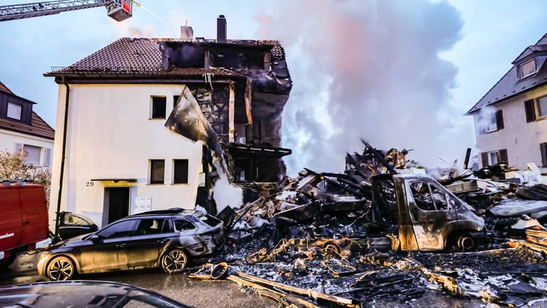 Explosion in Stuttgart: Ein riesiges Trümmerfeld ist alles was von der Wohnhaushälfte übrig bleibt.