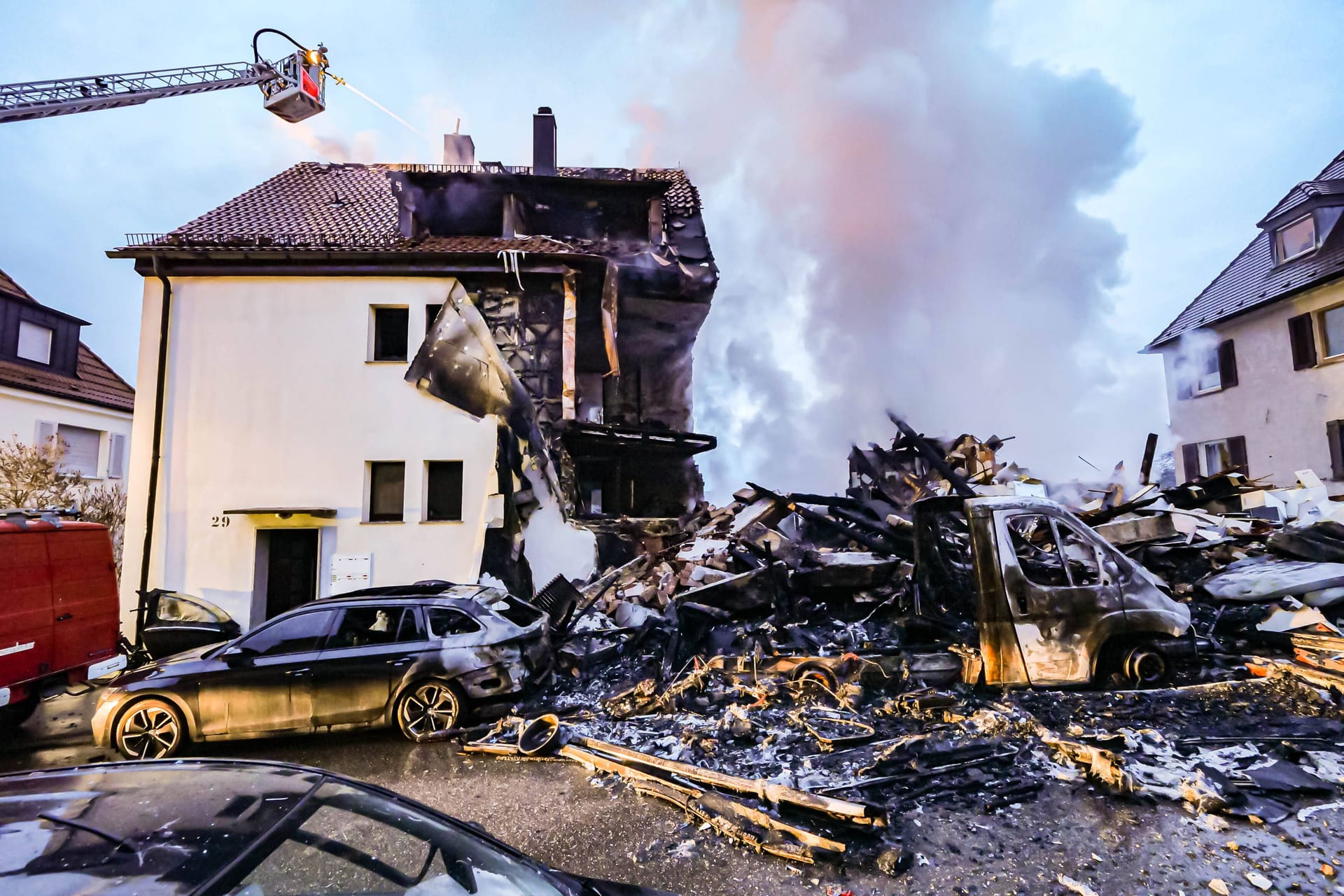Explosion in Stuttgart: Ein riesiges Trümmerfeld ist alles was von der Wohnhaushälfte übrig bleibt.