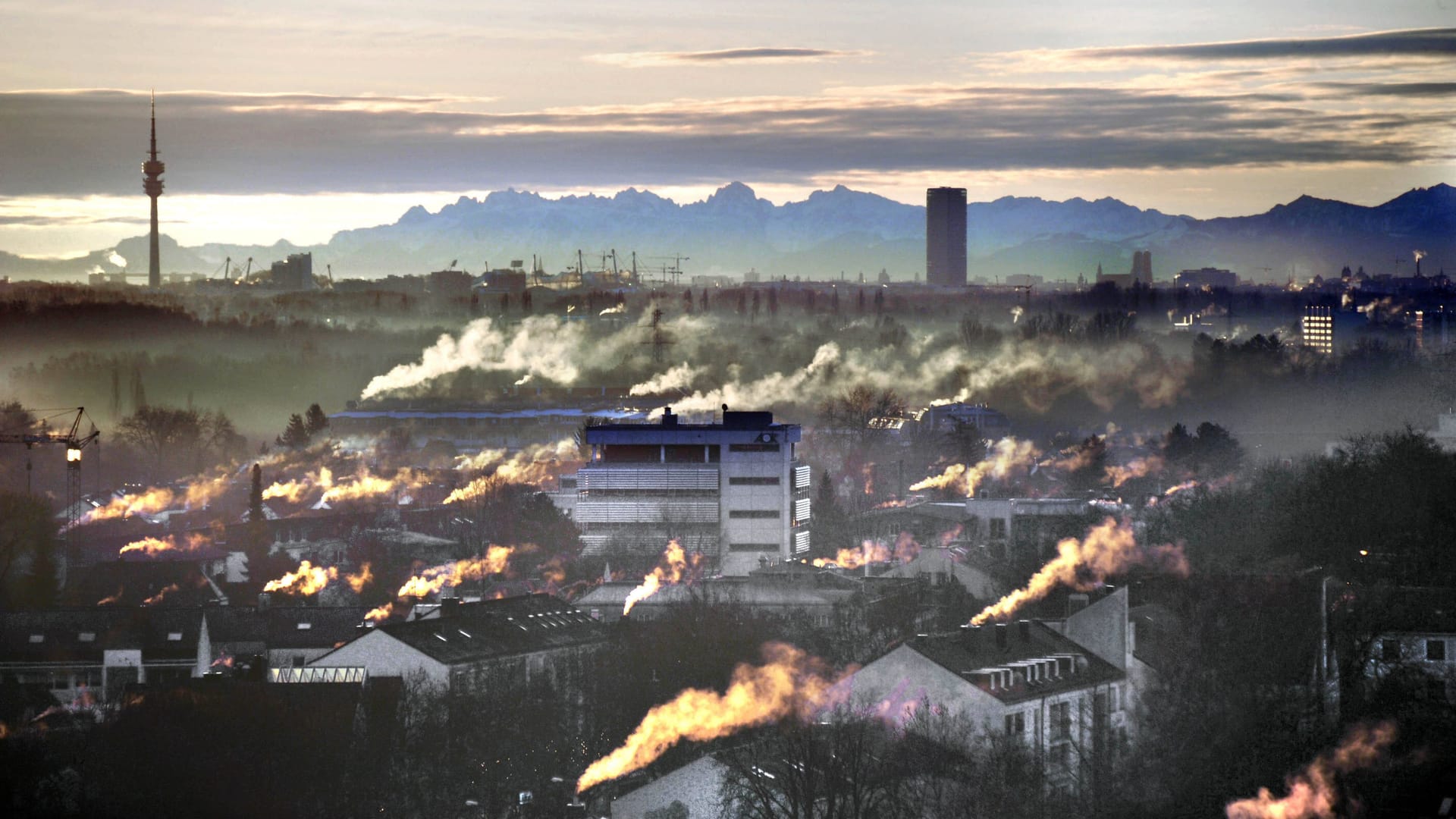 Rauchende Schornsteine in München: Auch Energiepreise abseits von Strom und Gas waren im vergangenen Jahr gestiegen.