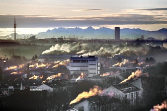 Rauchende Schornsteine in München: Auch Energiepreise abseits von Strom und Gas waren im vergangenen Jahr gestiegen.