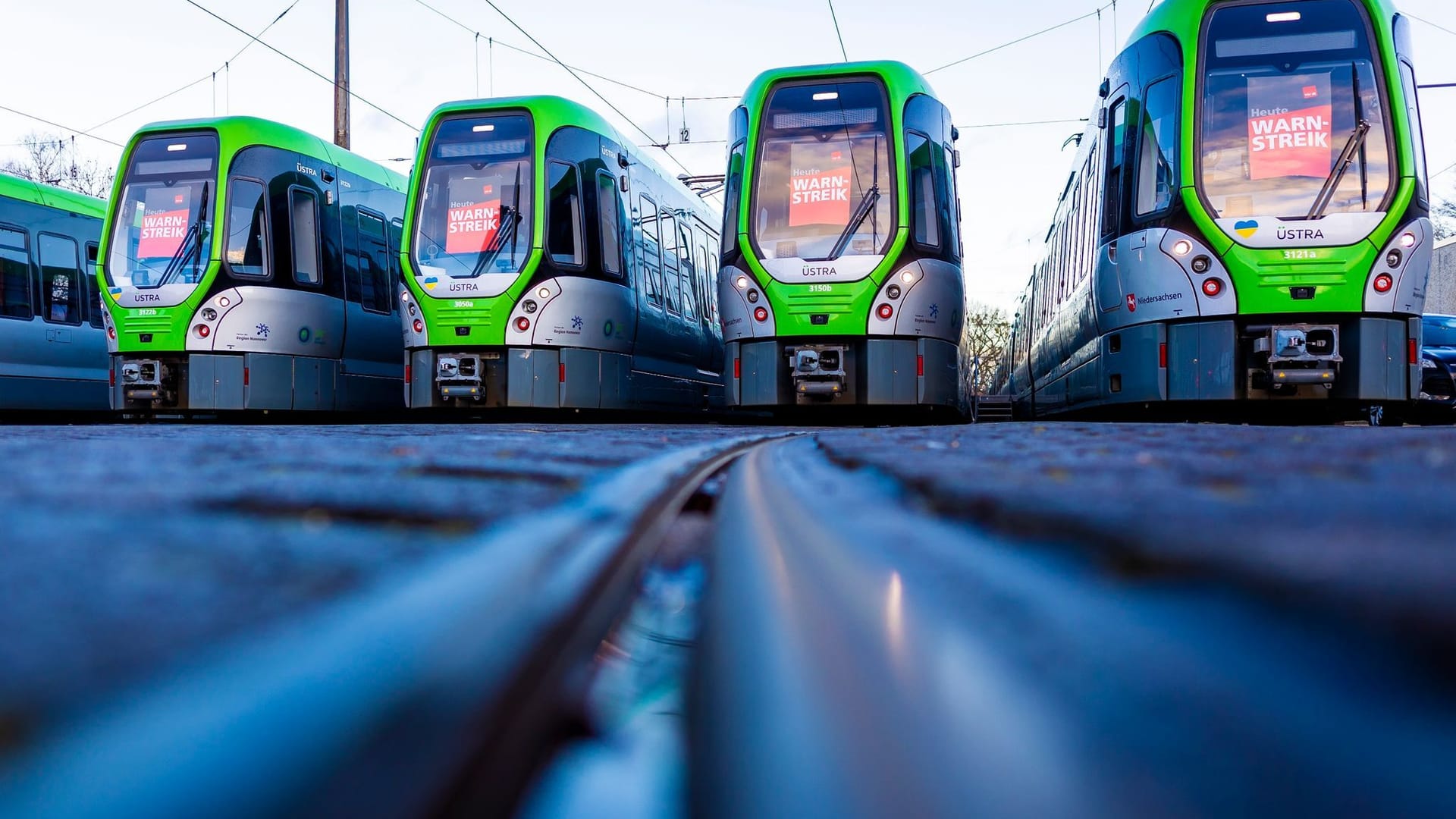 Stadtbahnen der hannoverschen Verkehrsbetriebe auf denen der Schriftzug "Heute Warnstreik" zu lesen ist: Am Dienstag streikte unter anderem die Üstra.