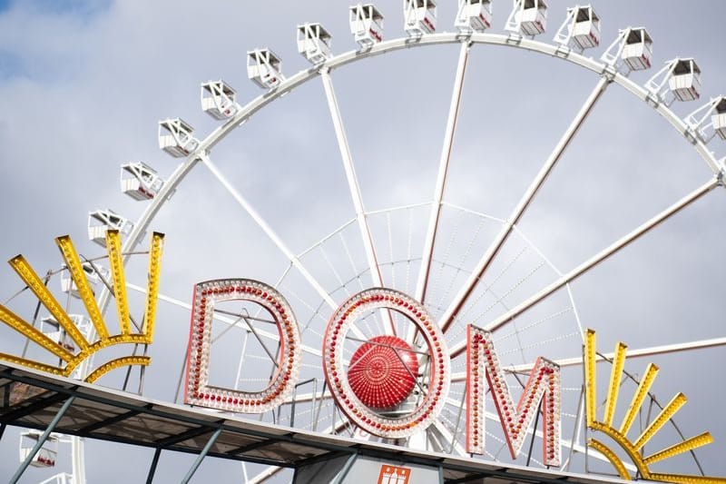 Blick auf das Riesenrad auf dem Heiligengeistfeld: Vom 24. März bis zum 23. April ist der Hamburger Dom wieder geöffnet.