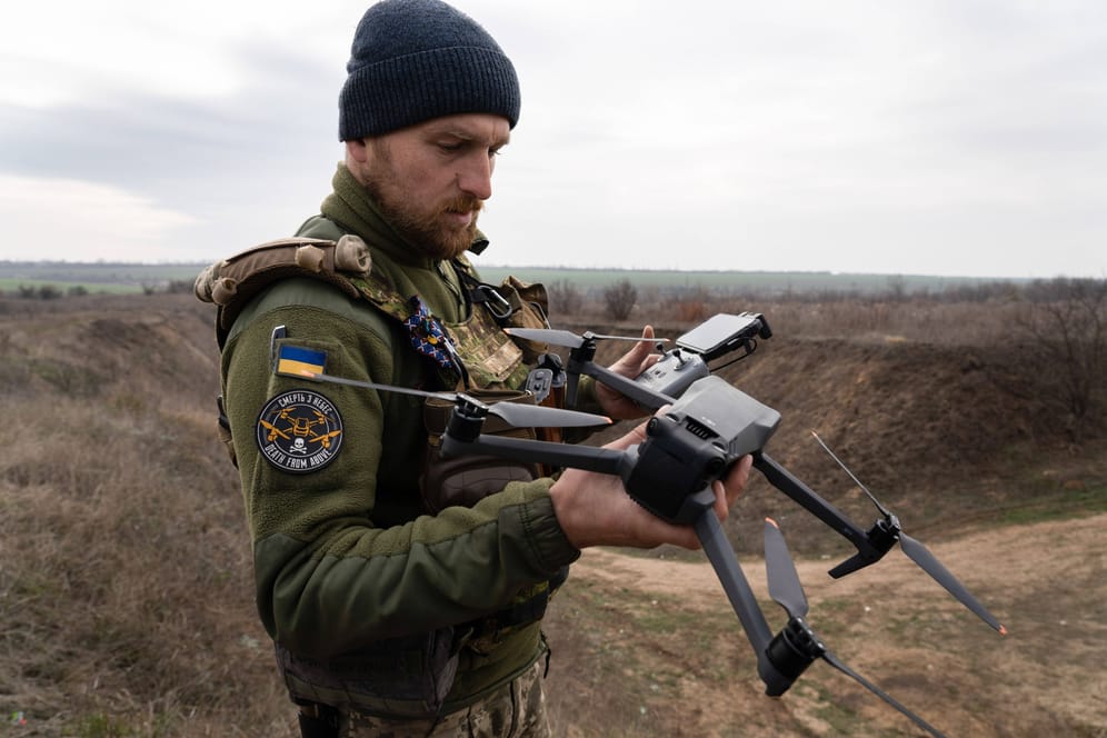 Ein ukrainischer Soldat hält eine Drohne in der Hand (Archivbild). In Zukunft sollen ganze Schwärme Angriffe auf russische Einheiten fliegen.