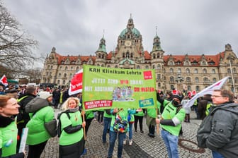 Mitarbeiter des KRH Klinikums Lehrte bei einer Kundgebung auf dem Trammplatz (Archivbild): Die Zukunft des Klinikums in der Region Hannover ist noch unklar.