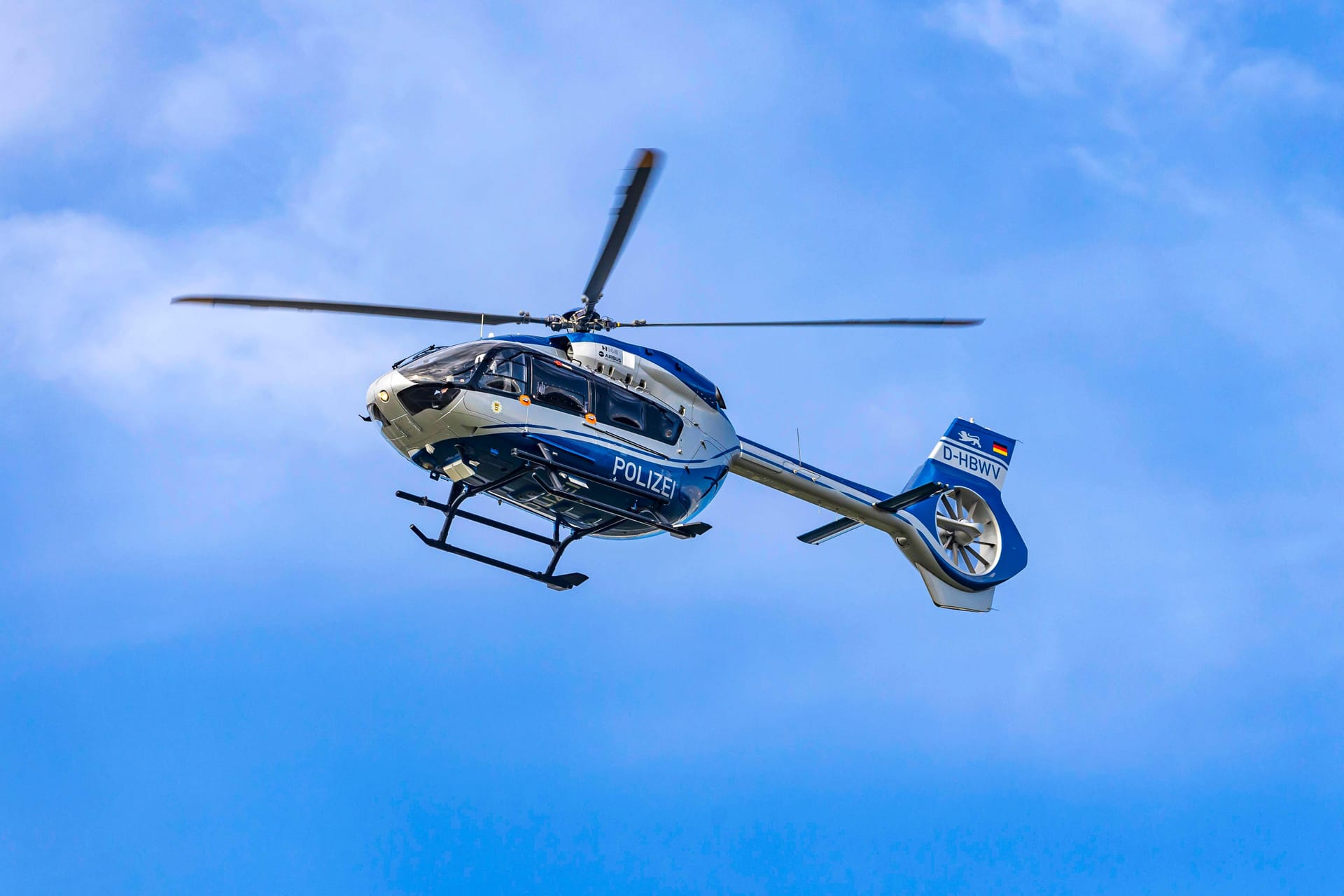 Ein Polizeihubschrauber (Archivbild): Während der Israelische Ministerpräsident zu Besuch war, hat ein Polizeihubschrauber eine Figur in den Himmel geflogen.